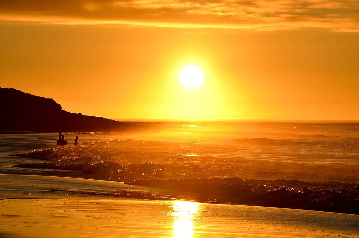 Sonnenuntergang in Long Beach, Südafrika, zur goldenen Stunde