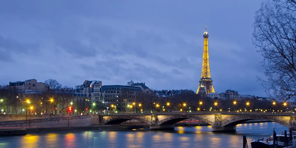 Der Pont des Invalides und der Eiffelturm, Paris, zur blauen Stunde